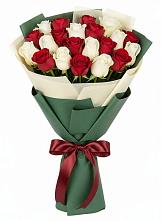 Букет Микс из красных и белых роз в Раздольной