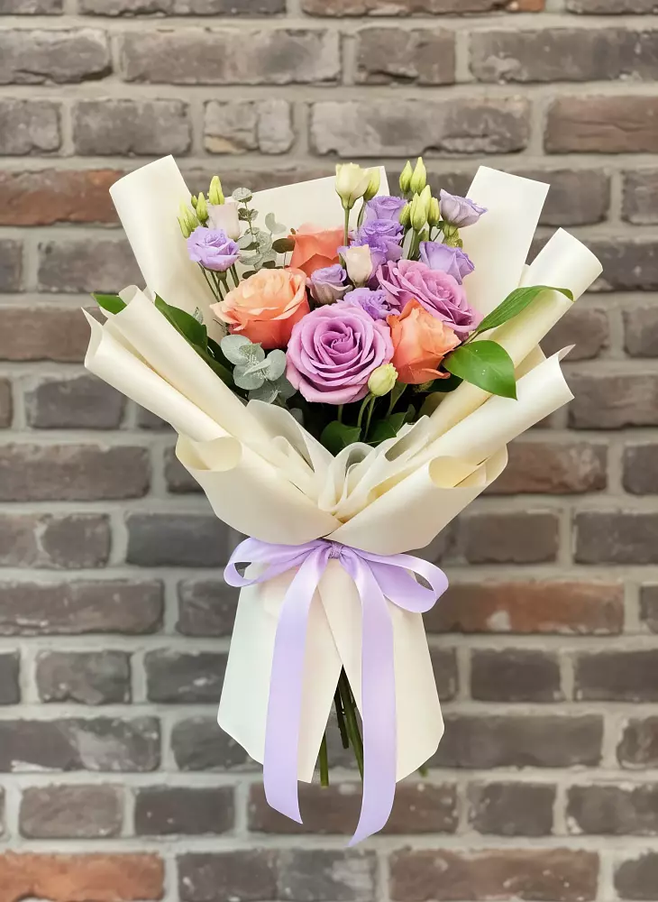 Букет цветов из: Лизиантусы и Розы в Раздольной