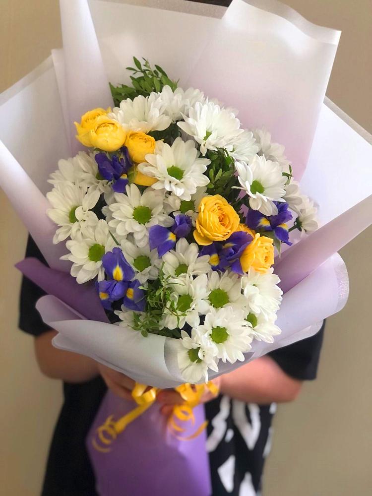 Букет цветов из: Ирисы, Хризантемы и Розы в Раздольной