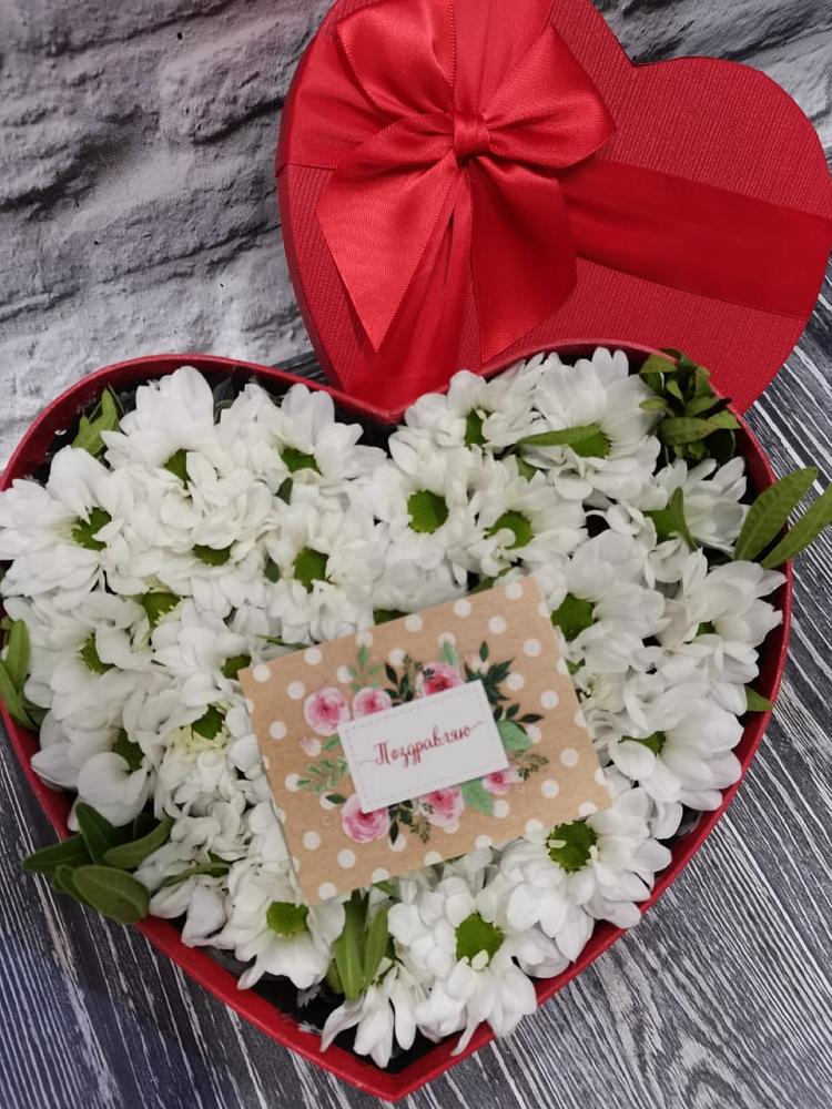 Цветочная композиция из Хризантемы в виде сердца в Раздольной