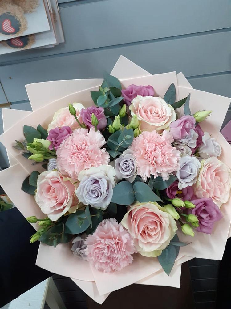 Букет цветов из: Розы, Гвоздики и Лизиантусы в Раздольной