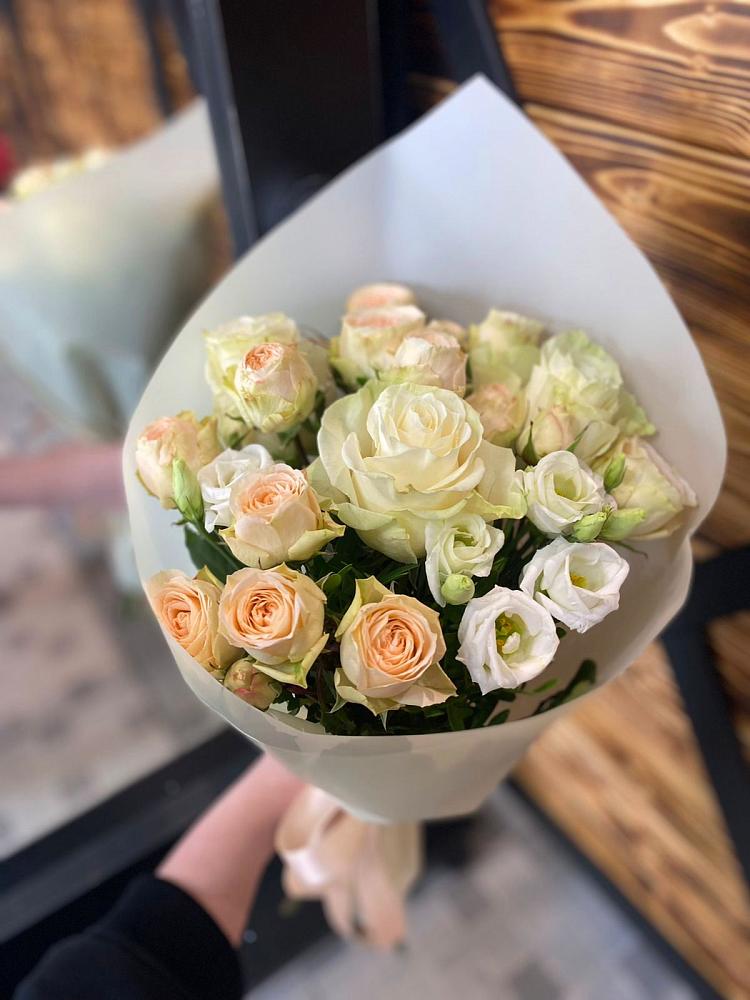 Букет цветов из: Розы и Лизиантусы в Раздольной